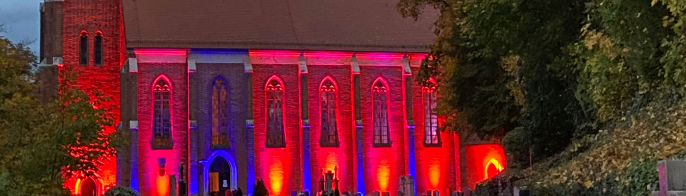 Kirche St. Nikolaus in Bad Abbach beleuchteter Eingang